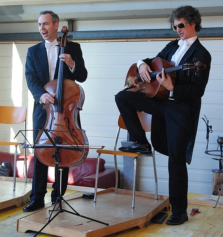 Ausgelassen: Das Duo Calva interpretierte Mozarts Zauberflöte im Alleingang und sorgte für viele Lacher. Foto: Melanie Brêchet