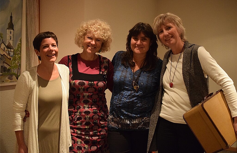 Die Erzählerinnen: (v.l.) Christiane Werner, Silvia Vieli, Gayatri Neumeier und Bea Steffen luden zum Märchenabend – und übertrafen alle Erwartungen. Foto: Bea Asper