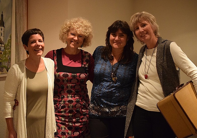 Die Erzählerinnen: (v.l.) Christiane Werner, Silvia Vieli, Gayatri Neumeier und Bea Steffen luden zum Märchenabend – und übertrafen alle Erwartungen. Foto: Bea Asper