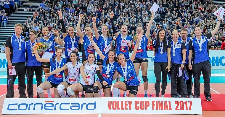 Jubelnde Spielerinnen: Nach Cup-Silber ist den Baselbieterinnen auch in der Meisterschaft der zweite Platz nicht zu nehmen. Ob es für mehr reicht, zeigt sich ab Ostermontag – dann ist Volero Zürich zum Auftakt der Finalserie Gast in Aesch. Foto: