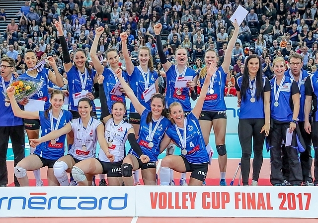 Jubelnde Spielerinnen: Nach Cup-Silber ist den Baselbieterinnen auch in der Meisterschaft der zweite Platz nicht zu nehmen. Ob es für mehr reicht, zeigt sich ab Ostermontag – dann ist Volero Zürich zum Auftakt der Finalserie Gast in Aesch.  Foto:
