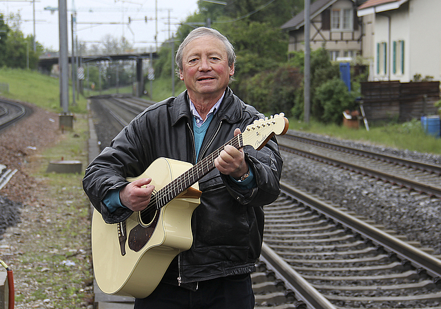 Musik im Blut: Während des Posierens mit der Gitarre beim Bahnhof Dornach beginnt Peter Felix auf seiner Gitarre zu spielen. Foto: Tobias Gfeller