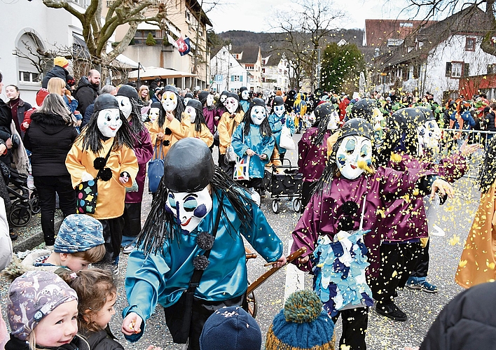 «Waart! Für dii han ich au no eppis!»: grosszügige Pierrots im Räppliregen. Fotos: Fabian Schwarzenbach