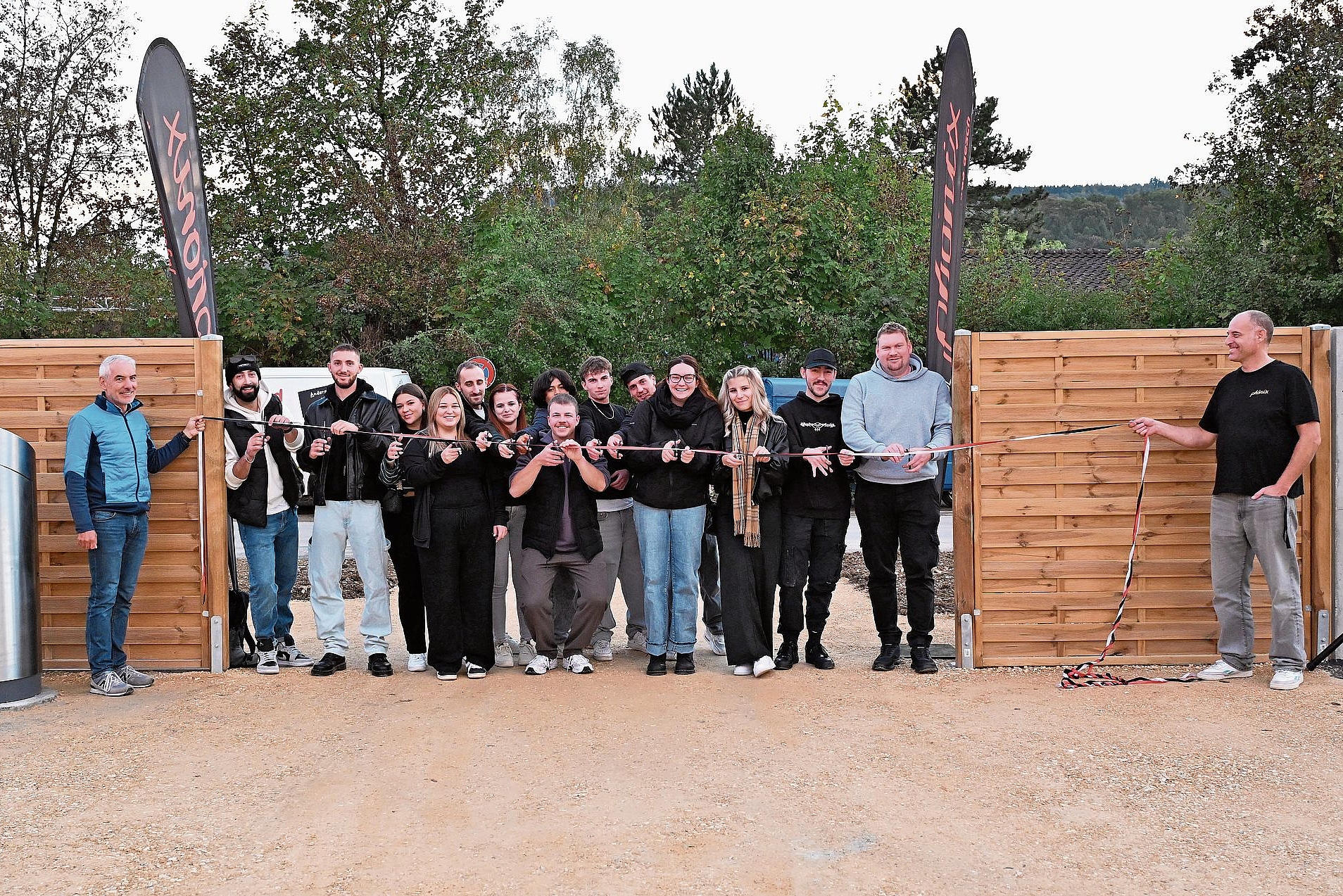 Nach fünf Jahren Arbeit: Die Jugendlichen schneiden das Band durch – das Feld 47 ist offiziell eröffnet.  Fotos: Fabia Maieroni