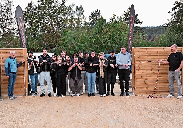 Nach fünf Jahren Arbeit: Die Jugendlichen schneiden das Band durch – das Feld 47 ist offiziell eröffnet.  Fotos: Fabia Maieroni