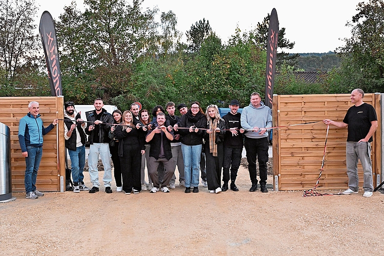 Nach fünf Jahren Arbeit: Die Jugendlichen schneiden das Band durch – das Feld 47 ist offiziell eröffnet.  Fotos: Fabia Maieroni