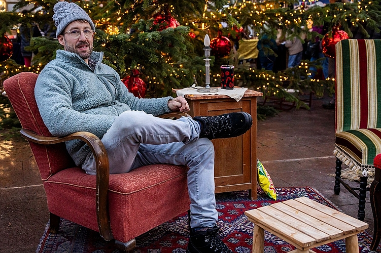 Mobiliar für den Samichlaus: Markus Eschgfäller auf dem neuen Samichlausstuhl.