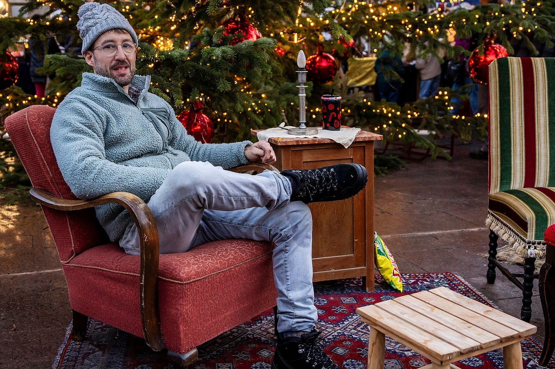 Mobiliar für den Samichlaus: Markus Eschgfäller auf dem neuen Samichlausstuhl.