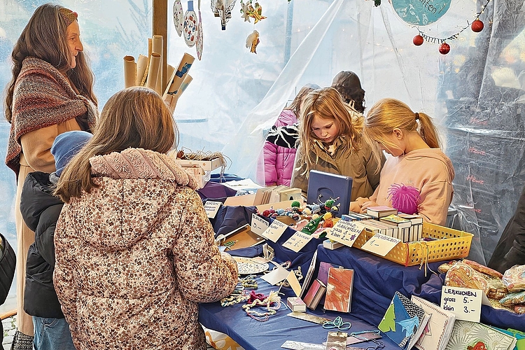 Tradition: Schon seit vielen Jahren verkauft die Primarschule Laufen Selbstgebasteltes für den Verein «Hilfe für Kinder in Kerala». Fotos: Melanie Brêchet Tradition: Schon seit vielen Jahren verkauft die Primarschule Laufen Selbstgebasteltes für den Verein «Hilfe für Kinder in Kerala». Fotos: Melanie Brêchet