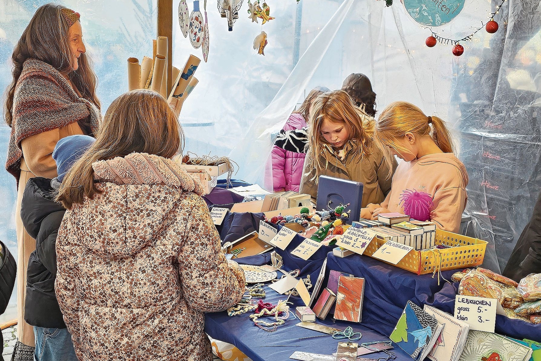 Tradition: Schon seit vielen Jahren verkauft die Primarschule Laufen Selbstgebasteltes für den Verein «Hilfe für Kinder in Kerala». Fotos: Melanie Brêchet Tradition: Schon seit vielen Jahren verkauft die Primarschule Laufen Selbstgebasteltes für den Verein «Hilfe für Kinder in Kerala». Fotos: Melanie Brêchet