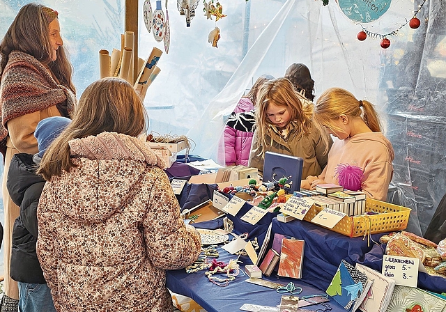 Tradition: Schon seit vielen Jahren verkauft die Primarschule Laufen Selbstgebasteltes für den Verein «Hilfe für Kinder in Kerala». Fotos: Melanie Brêchet