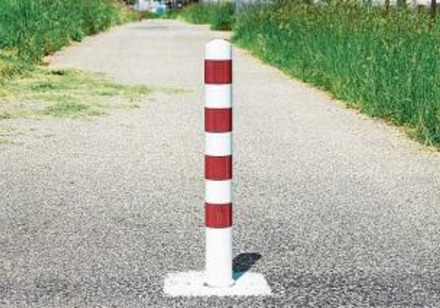Poller versperren den kürzesten Weg von Breitenbach nach Büsserach: Sie bedeuten einen Umweg von wenigen Minuten. Foto: Kenneth Nars