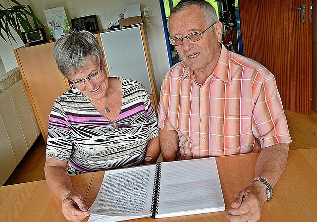 Das Vermächtnis: Max Käsermann hinterliess Ottilia und Paul Henz seine handgeschriebene Lebensgeschichte.Foto: Roland Bürki