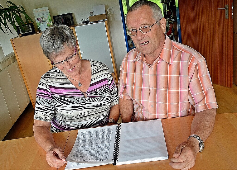 Das Vermächtnis: Max Käsermann hinterliess Ottilia und Paul Henz seine handgeschriebene Lebensgeschichte.Foto: Roland Bürki