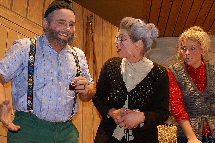 Sammlung für die Berghilfe: Die ledigen Schwestern Trudi und Berti bitten Bauer Seppli um einen Obolus.