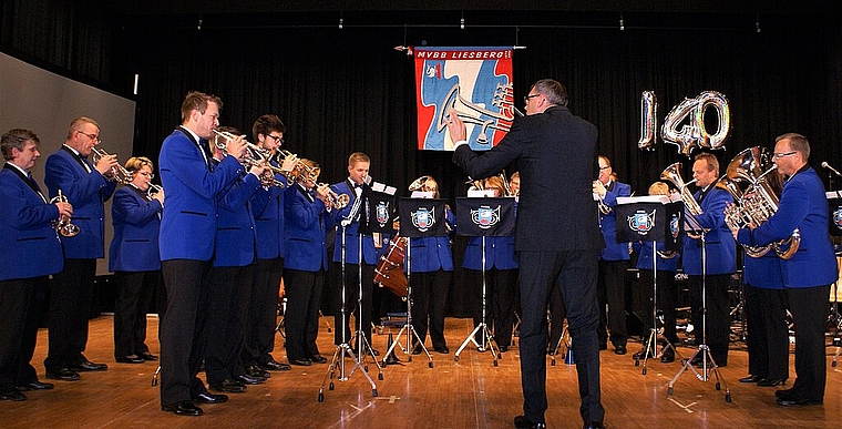 <em>Weltpremiere mit neuer Uniform: </em>«Gruss an Liesberg». Foto: Jürg jeanloz