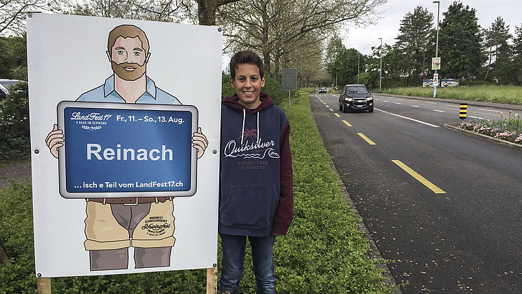 «Aktion Überland» Helfer errichteten am Samstag im ganzen Birseck Plakate, um auf das Landfest17 aufmerksam zu machen.  Foto: ZVG