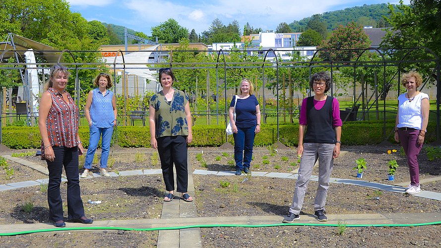 Pflanzen, wässern, pflegen, ernten (v. l.): Francesca Holzhauser, Susanne Walser, Barbara van der Meulen, Petra Wülfert, Barbara Keusch und Cathrin Gysin haben im Kräutergarten noch einiges zu tun. Fotos: Fabia Maieroni
