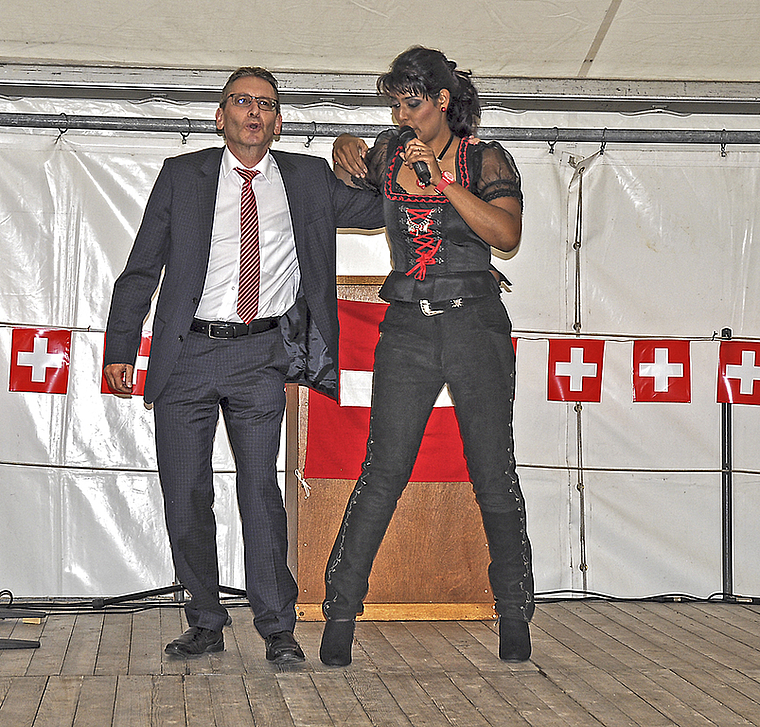 Feststimmung: Volksmusikstar Sarah-Jane brachte Ständerat Pirmin Bischof zum Mittanzen. Foto: Isabelle Hitz