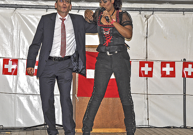 Feststimmung: Volksmusikstar Sarah-Jane brachte Ständerat Pirmin Bischof zum Mittanzen.  Foto: Isabelle Hitz