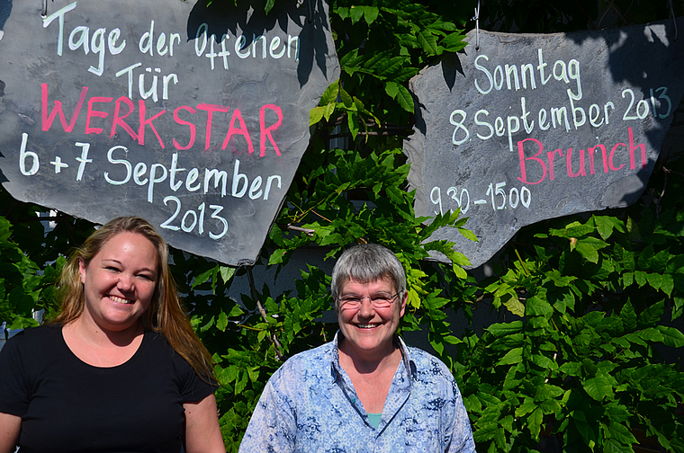 In Festlaune: Werkstar-Geschäftsleiterin Regina Mori (r.) und Petra Dollinger, Teamleiterin Gastronomie, freuen sich auf Jubiläumsfeierlichkeiten mit viel interessiertem Publikum. Foto: Jay Altenbach