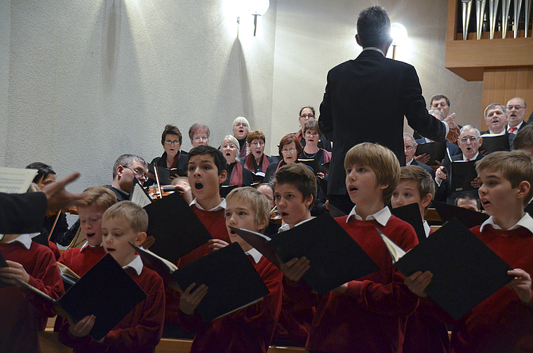 Gemeinschaftsprojekt: Der Cäcilienchor wurde bei der St.-Nikolaus-Kantate von den jungen Sängern der Knabenkantorei unterstützt. Foto: Jay