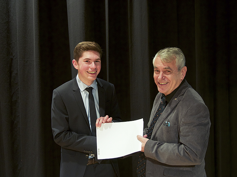 Spitzenresultat: Konrektor Reinhard Straumann übergibt dem Jahrgangsbesten, Samuel Zumbrunn, den mit 4000 Franken dotierten Maturandenpreis von Novartis.  Foto: Caspar Reimer