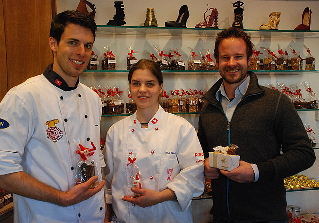 Vor Schuhen aus Schokolade: Ueli Wampfler, Seraina Wilda und Ausbildner André Grellinger (v. l.).  Foto: Thomas Brunnschweiler