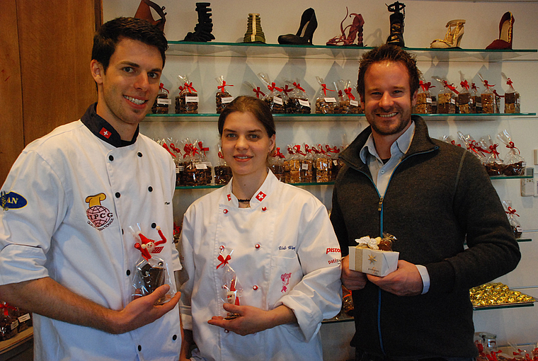 Vor Schuhen aus Schokolade: Ueli Wampfler, Seraina Wilda und Ausbildner André Grellinger (v. l.). Foto: Thomas Brunnschweiler