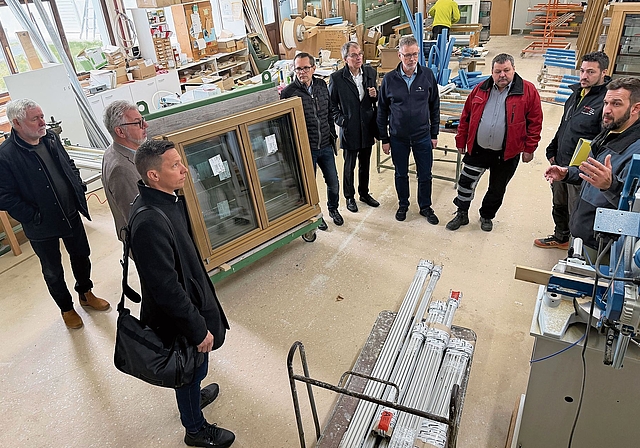 Besuch in der Schreinerei: Marcel und Severin Weber (v. r.) führen die Arbeitsgruppe Wirtschaft des Forums Schwarzbubenland, Präsident Dieter Künzli (Mitte) sowie Andreas Gasche, Leiter Standortförderung Kanton Solothurn (2. v. l.), und Christian