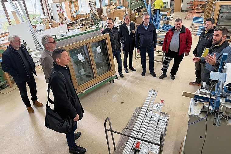 Besuch in der Schreinerei: Marcel und Severin Weber (v. r.) führen die Arbeitsgruppe Wirtschaft des Forums Schwarzbubenland, Präsident Dieter Künzli (Mitte) sowie Andreas Gasche, Leiter Standortförderung Kanton Solothurn (2. v. l.), und Christian