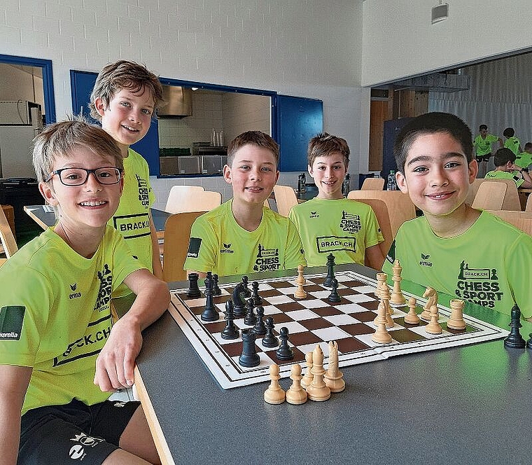 Zug um Zug: Schach ist die Leidenschaft dieser fünf Jungs. Foto: Benedikt Kaiser