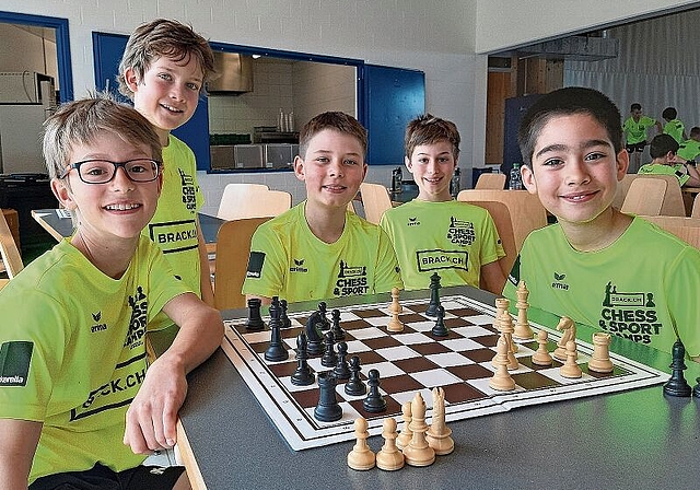Zug um Zug: Schach ist die Leidenschaft dieser fünf Jungs. Foto: Benedikt Kaiser