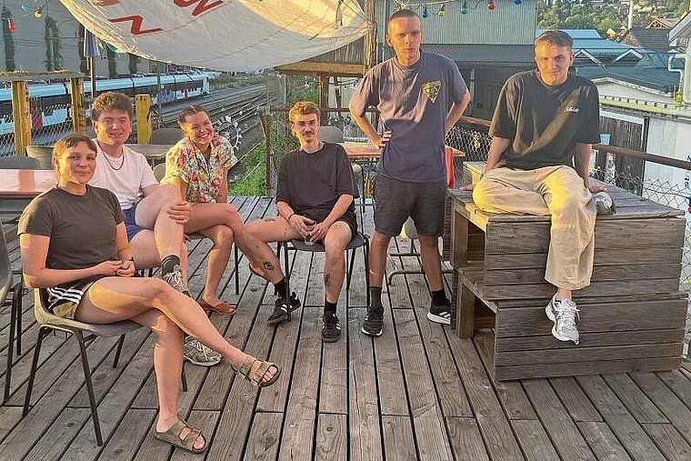 Gemeinsam kreativ: (v. l.) Cinja Tempini, Florian Eichenlaub, Laura Mühlebach, Fadri Wetzel, Silvan Berentsen
und Roman Merstetter gehören dem Kollektiv Erster Stock an. Foto: zvg
