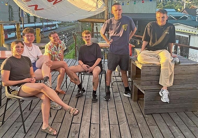 Gemeinsam kreativ: (v. l.) Cinja Tempini, Florian Eichenlaub, Laura Mühlebach, Fadri Wetzel, Silvan Berentsen 
und Roman Merstetter gehören dem Kollektiv Erster Stock an. Foto: zvg