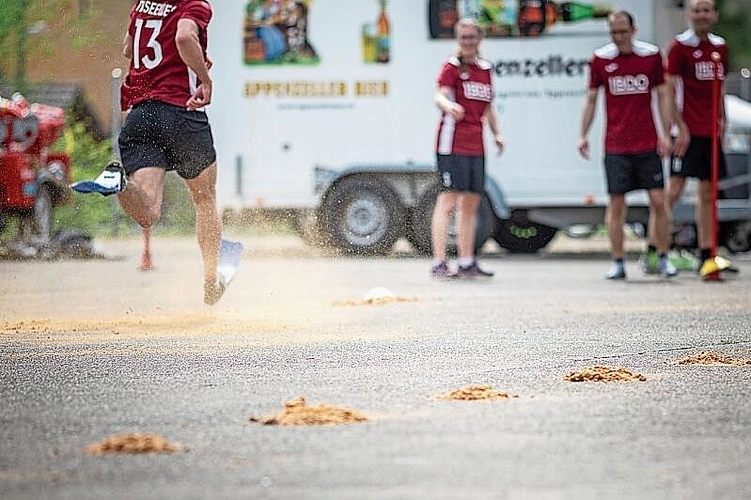 Sprint mit Flossen: Ein Mitspieler des TV Seewen eilt zu seiner Gruppe zurück. 
         
         
            Fotos: Katja Schmidlin