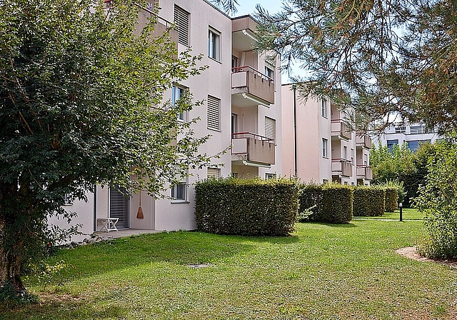 Lauschig: Die grüne Gartenseite der Alterssiedlung Sagematt.