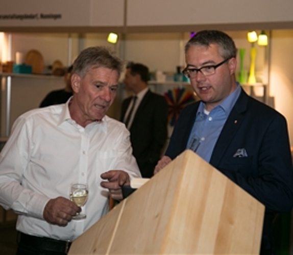 Fachgespräch: Remo Ankli lässt sich von Kurt Kohler über Holzbau informieren.
