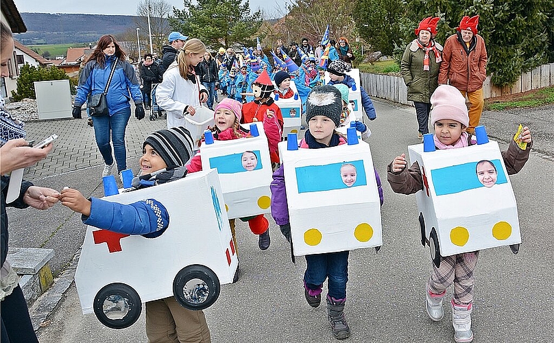 Tauschhandel: Ein «Bummeli» gegen ein Handyfötteli. Foto: Roland Bürki)

