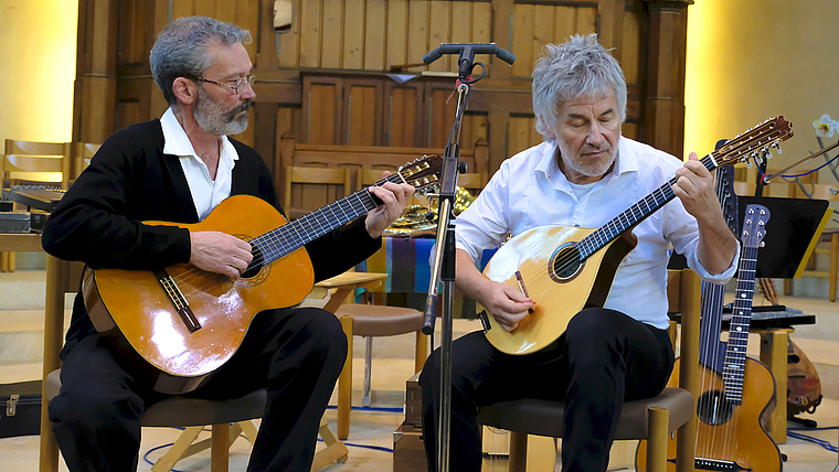 Virtuose Volksmusik: Lorenz Mühlemann (Gitarre) und Thomas Keller (Hanottere) in der reformierten Kirche.  Foto: Thomas Brunnschweiler