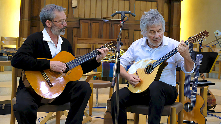Virtuose Volksmusik: Lorenz Mühlemann (Gitarre) und Thomas Keller (Hanottere) in der reformierten Kirche. Foto: Thomas Brunnschweiler