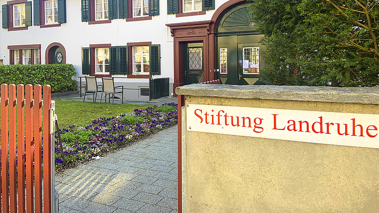 Neue Kontaktwege: Die beiden Stühle (links im Bild) vor dem Fenster erlauben den Kontakt zu Angehörigen. Foto: Caspar Reimer