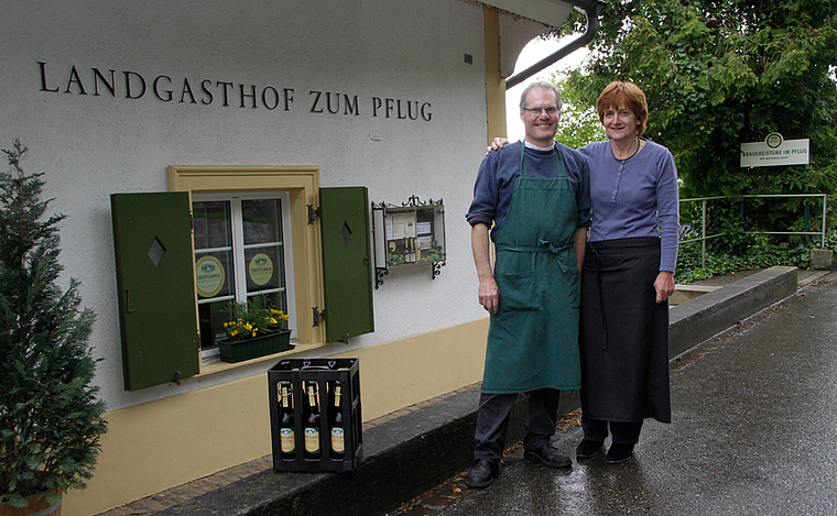 Die Nominierten und ihr Bier vor der Brauereistube im Pflug: Gilbert und Sylvia Oberson.
