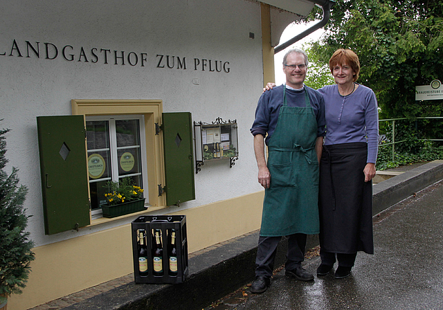 Die Nominierten und ihr Bier vor der Brauereistube im Pflug: Gilbert und Sylvia Oberson.  
