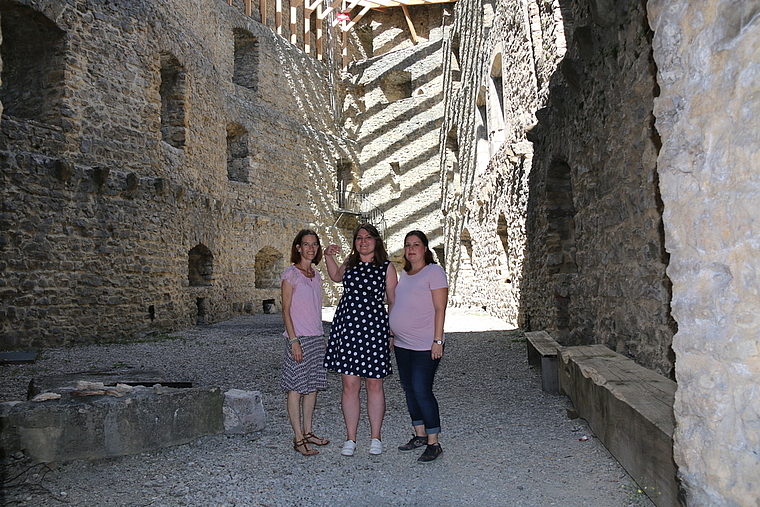 <em>Frauenpower: </em>(v.l.) Denise Emmenegger, Isabelle van Rijs und Sarah Boillat organisieren das Tattoo in der Ruine Gilgenberg.Foto: Gaby Walther