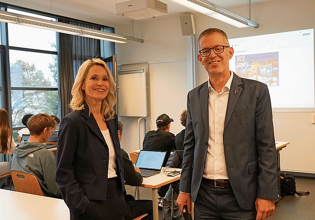 Stippvisite im Klassenzimmer: Yvonne Neuenschwander, Schulleiterin WMS Reinach, und Regierungsrat Markus Eigenmann. Foto: Tobias Gfeller
