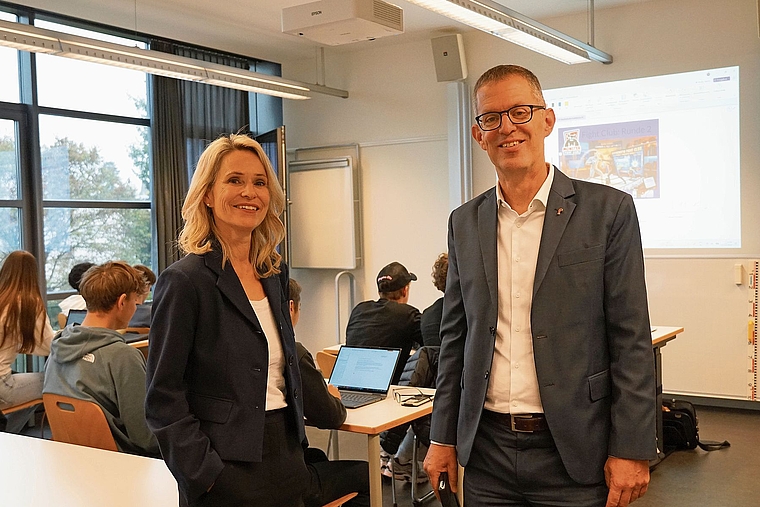 Stippvisite im Klassenzimmer: Yvonne Neuenschwander, Schulleiterin WMS Reinach, und Regierungsrat Markus Eigenmann. Foto: Tobias Gfeller