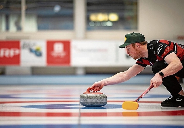 Volle Konzentration: Der schottische Skip Cameron Bryce spielt einen Steinim Finalspiel des Swiss Cup Basel im Curlingzentrum in Arlesheim.Foto: zvg / Roland beck