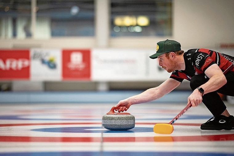 Volle Konzentration: Der schottische Skip Cameron Bryce spielt einen Steinim Finalspiel des Swiss Cup Basel im Curlingzentrum in Arlesheim.Foto: zvg / Roland beck