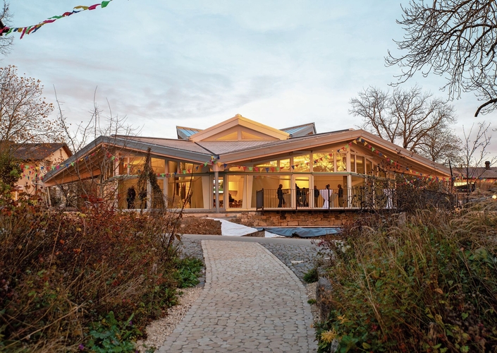 Mittendrin: das neue Begegnungszentrum der Stiftung Sonnhalde.Fotos: Sonnhalde / zvg